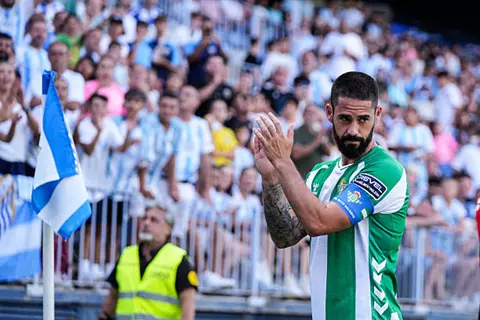 بعد إصابته.. تقارير: بيتيس يعثر على بديل إيسكو في ريال مدريد